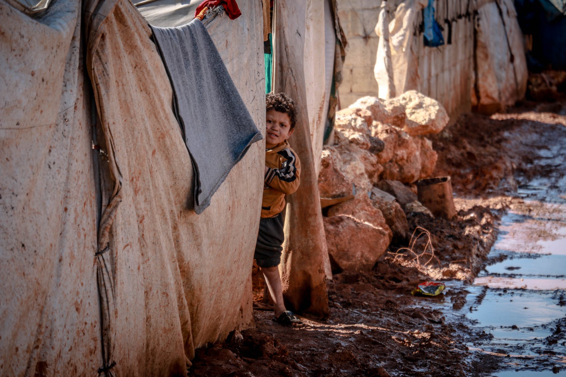 The Diversity of Experiences of Syrian Displaced Persons in Lebanon: Everyday Exclusion, Informality, and Adjustment Tactics