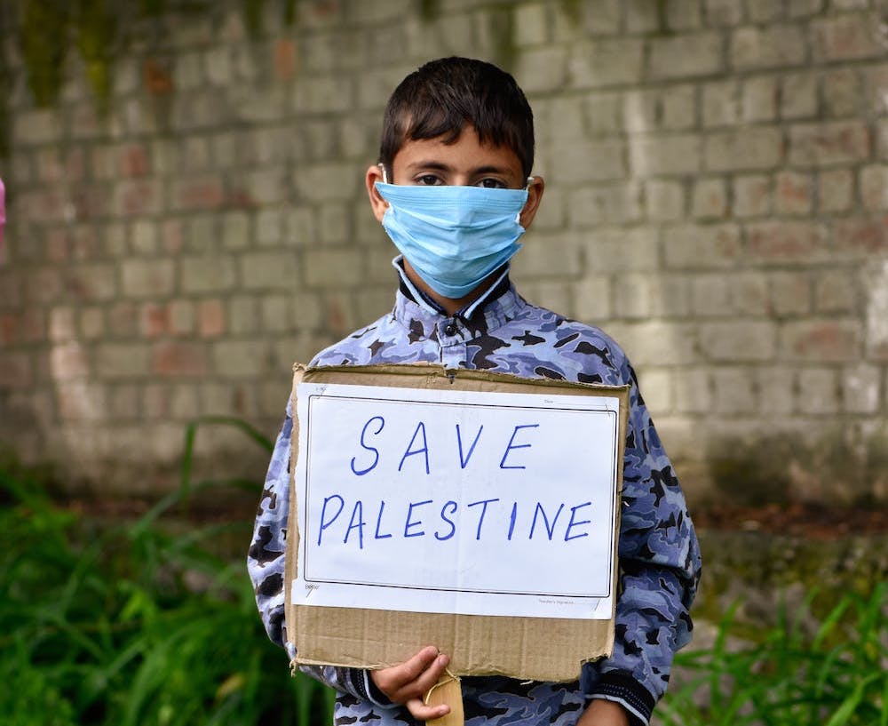 غزة بين الحرب والجائحة: قطاع صحي متدهور وتداعيات اقتصادية واجتماعية